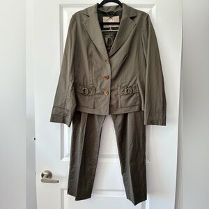 NWOT 2-Piece Riani Size 12 Matching Pantsuit With Tortoise Accents